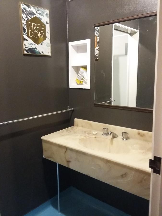 נלסון Mid City Motor Lodge מראה חיצוני תמונה
